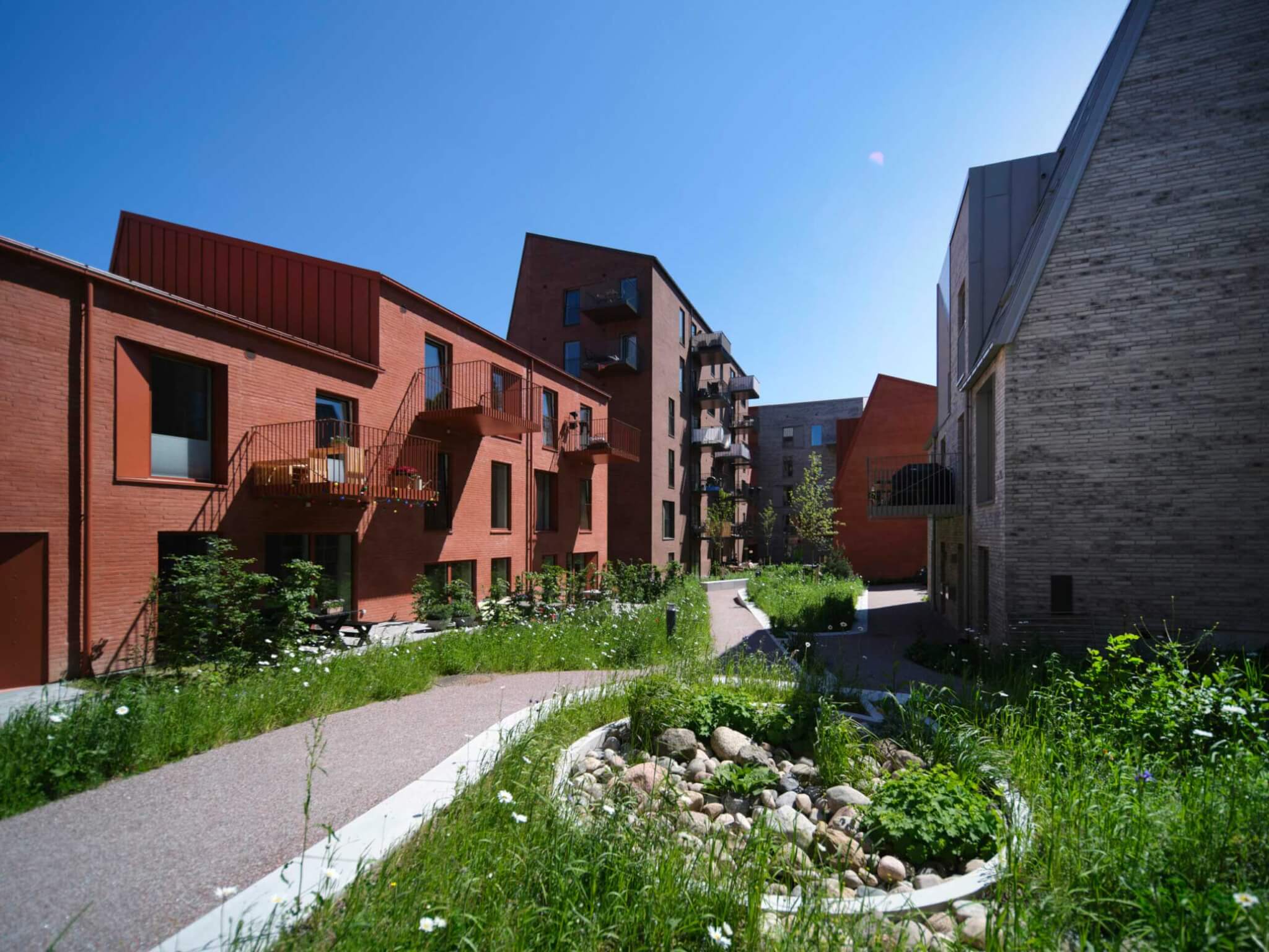 Centralt i Aarhus har Raundahl og Moesby i samarbejde med CEBRA udviklet et banebrydende og mangfoldigt boligprojekt